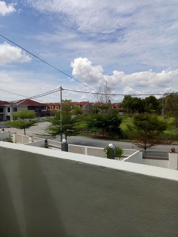 Sri Manjung Ma Maison Homestay ลุมุต ภายนอก รูปภาพ